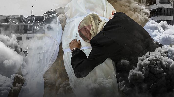 Una persona vestida de negro se inclina sobre un cuerpo cubierto con una tela blanca en medio de edificios destruidos y humo, transmitiendo una profunda sensación de pérdida y sufrimiento.