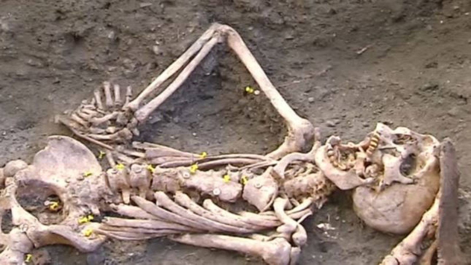 Inyección de dinero para exhumar fosas de la Guerra Civil y el franquismo - Directo al grano | Ver