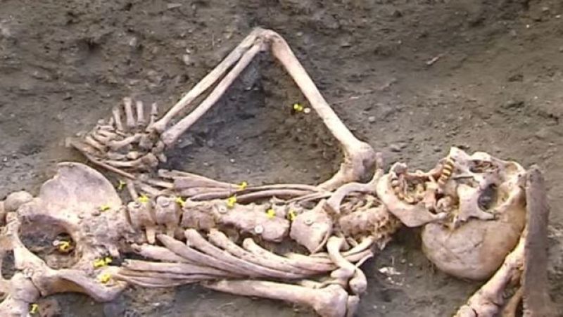 Inyección de dinero para exhumar fosas de la Guerra Civil y el franquismo - Directo al grano | Ver