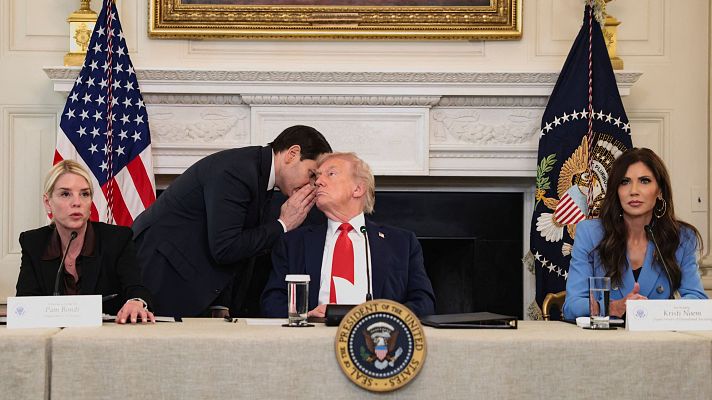 El secretario de Estado Marco Rubio habla al oído al presidente Donald Trump durante un debate en la Casa Blanca