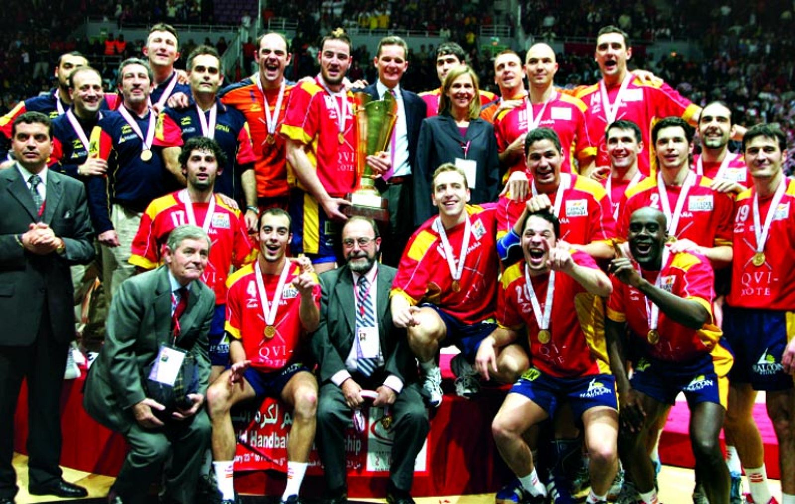 También en Barcelona, un equipo de pioneros, con un joven Cecilio Alonso como máximo goleador, ganó a Suiza la final de un Mundial muy distinto, de categoría B. Como decía al día siguiente El Mundo Deportivo, aquel 3 de marzo de 1979 el balonmano esp