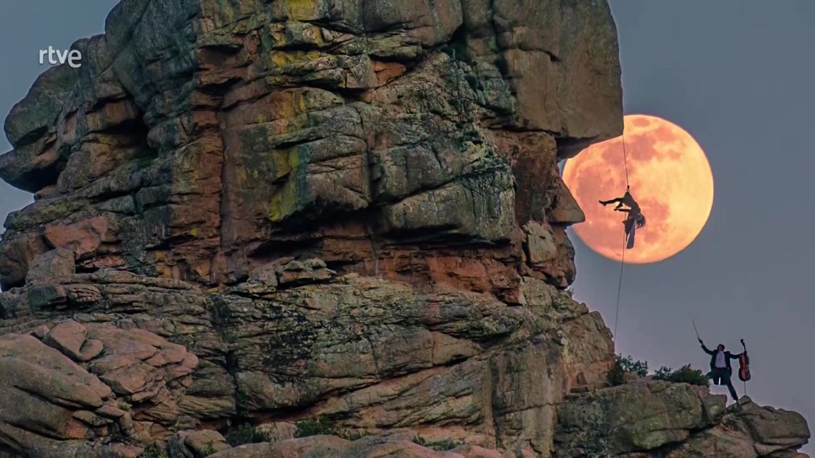 Telas aéreas y danza vertical | Ver