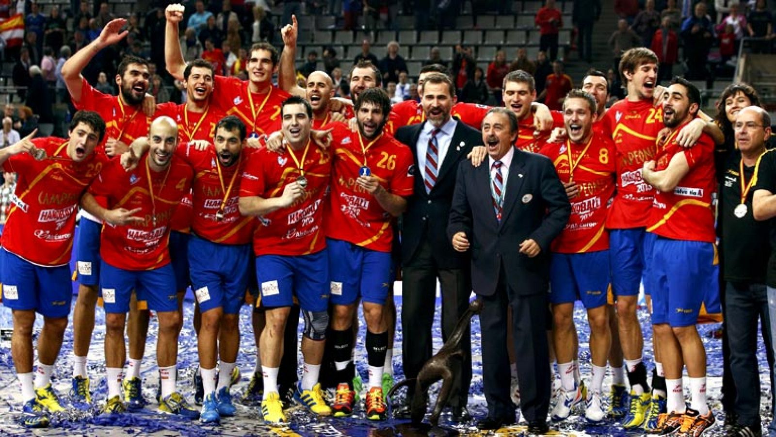 Una colosal España se coronó hoy por segunda vez campeona del mundo de balonmano, al arrollar sin compasión a Dinamarca (35-19), irreconocible durante un encuentro en el que en ningún momento tuvo opción de discutir el triunfo a los anfitriones, que