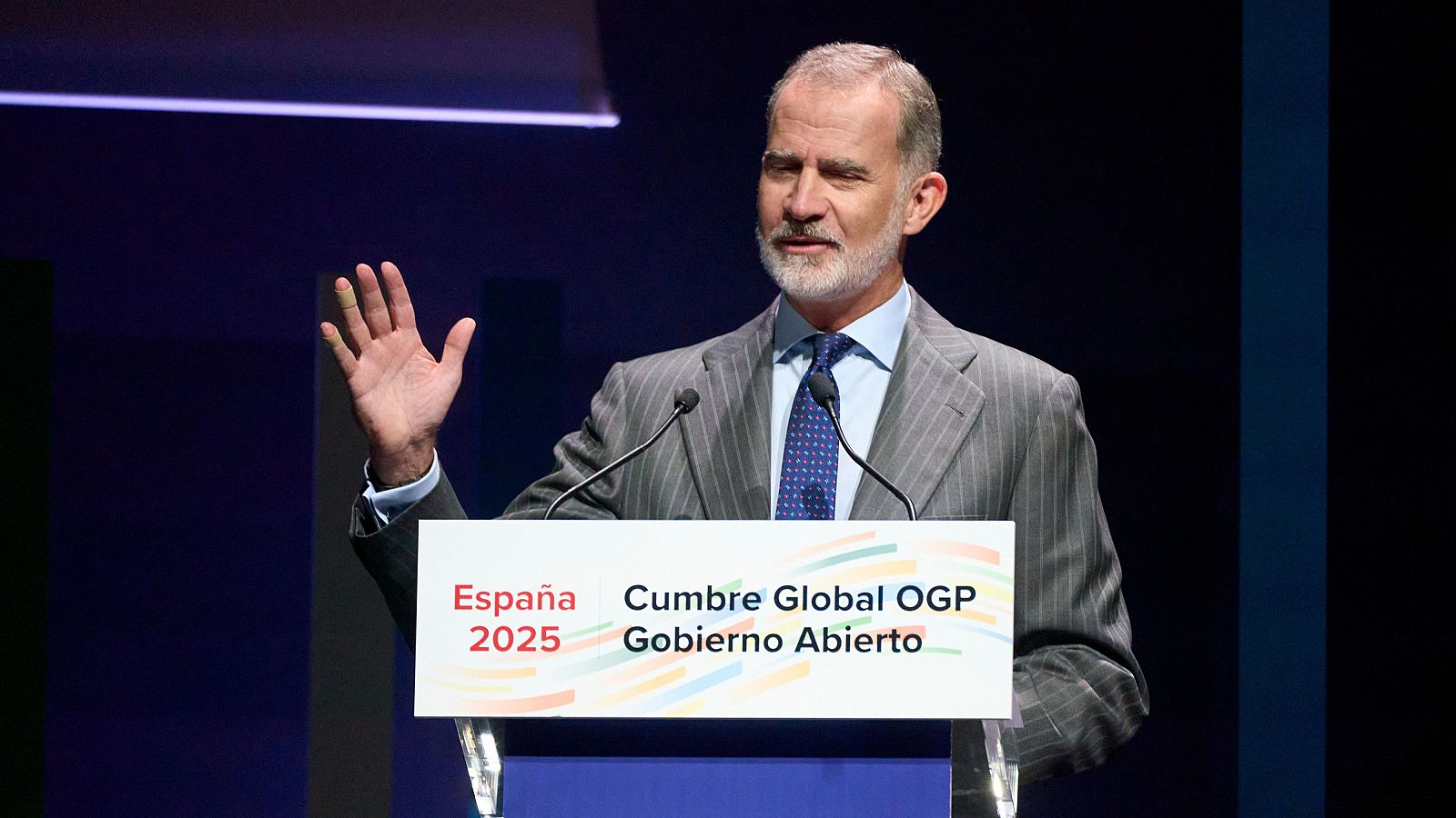 Felipe VI celebra el alto al fuego en Gaza - Telediario 1 | Ver