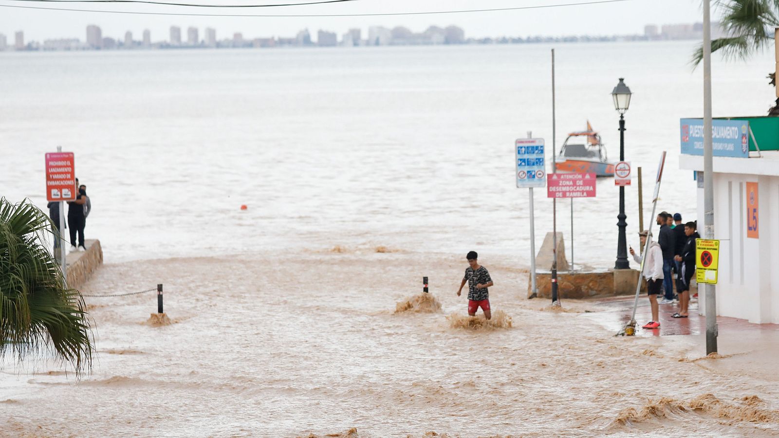 La mejora de la situación en Murcia desactiva el despliegue de la UME - Informativo 24h | Ver