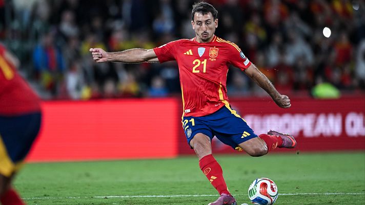 Fútbol - Oyarzabal mete un golazo de falta directa para el 2-0 en el España - Georgia