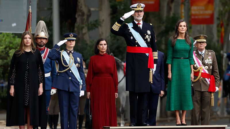 El himno de Espaa da inicio al desfile del Da de la Fiesta Nacional - Especiales informativos | Ver