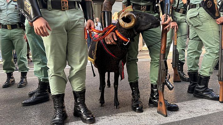 Especiales informativos - La Legión desfila en la Fiesta Nacional junto a Baraka, el borrego de la "buena suerte"