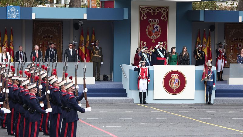 La Familia Real al completo preside el desfile del Da de la Fiesta Nacional - Audiencia Abierta | Ver