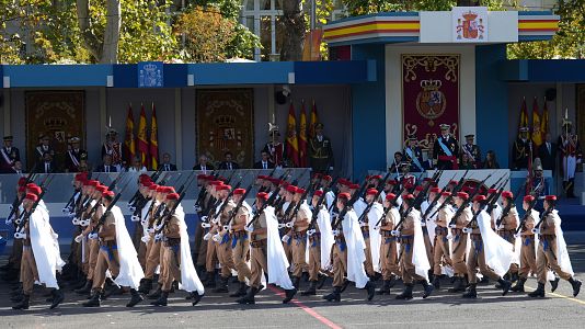La emocin y el orgullo recorren el desfile del 12-O: "Desde nio lo vea por la tele. Participar hoy es un sueo cumplido"