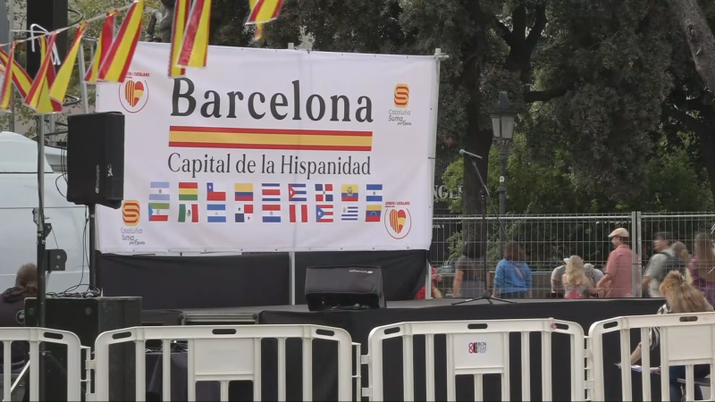 Crits contra Sánchez i els independentistes a la manifestació del 12-O a Barcelona