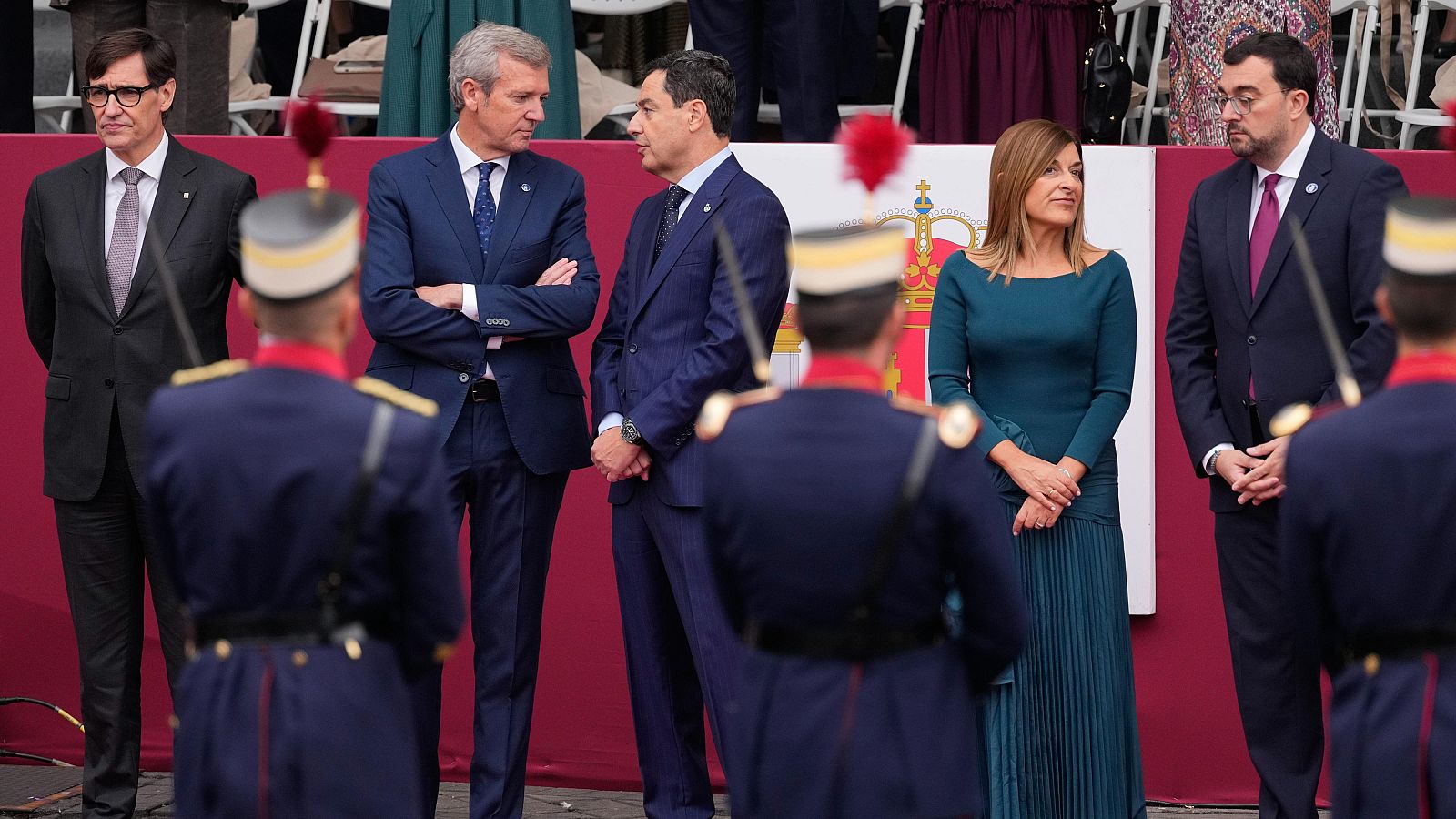 Los corrillos políticos, también protagonistas del desfile del 12 de octubre | Ver