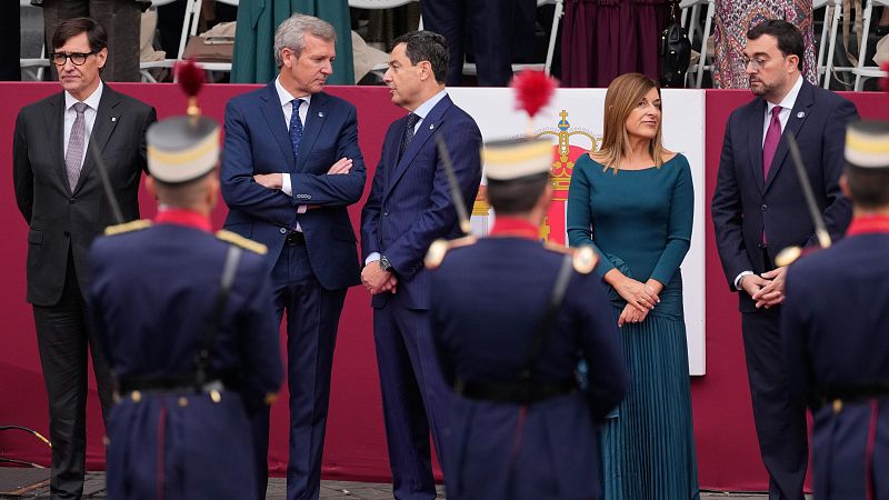 Los corrillos políticos, también protagonistas del desfile del 12 de octubre