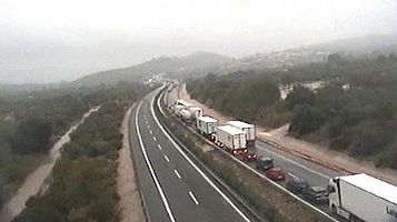 Las lluvias torrenciales inundan la comarca tarraconense del Montsi y atrapan a personas en vehculos y bajos