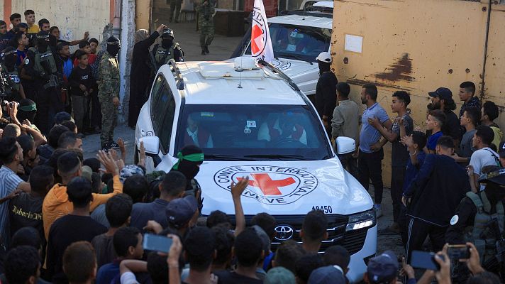 Vehículos de Cruz Roja transportan rehenes liberados por Hamás