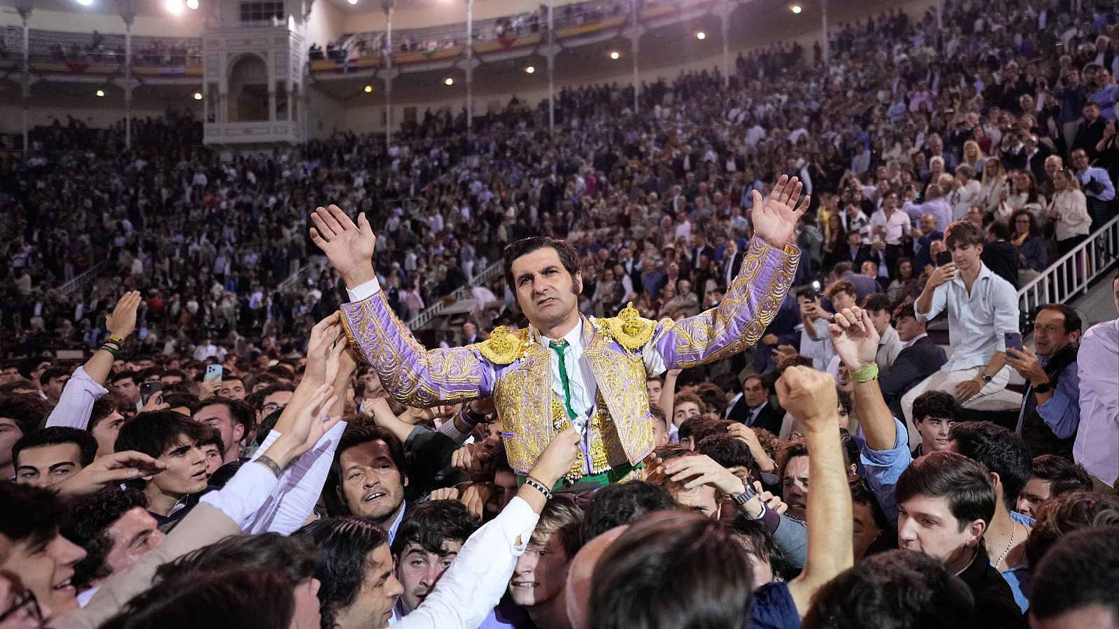 Morante se retira por la puerta grande de Las Ventas - Telediario 1 | Ver