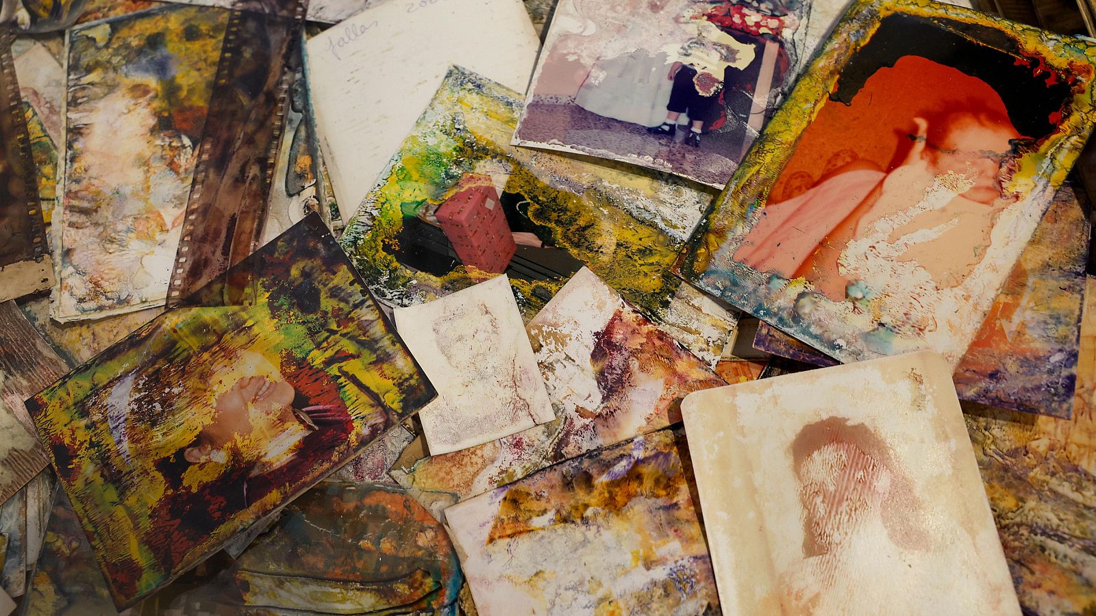 Una exposición reúne las fotografías que acabaron en el fango tras la dana | Ver