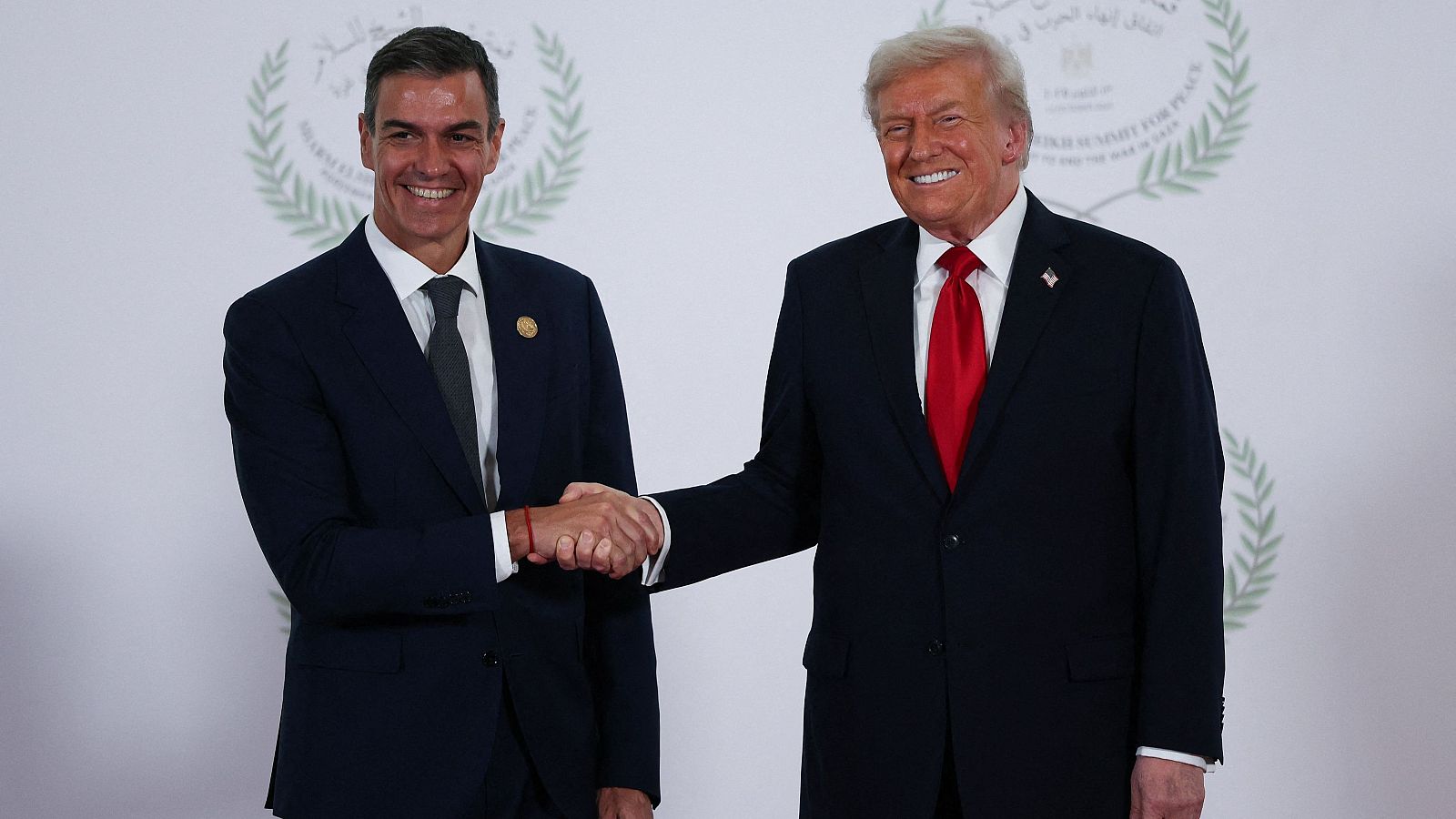 Sánchez y Trump se saludan en la Cumbre de la Paz para Gaza - Telediario 2 | Ver