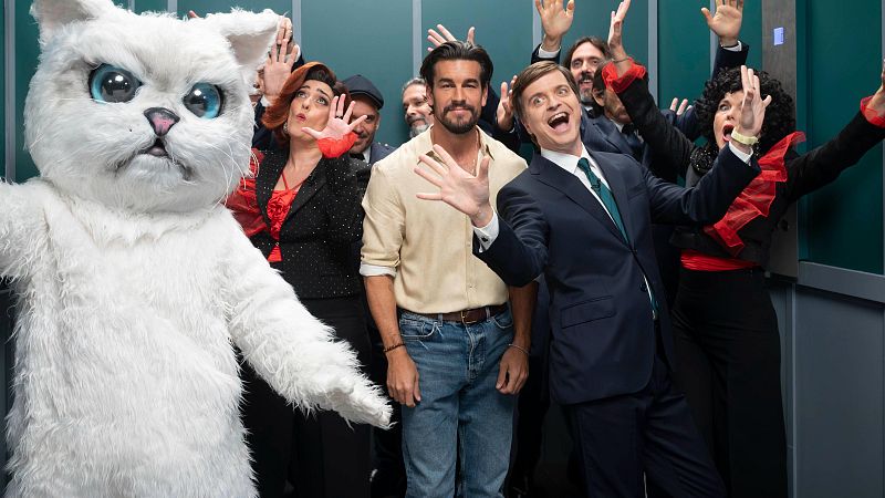 En el ascensor del Late Xou con Mario Casas