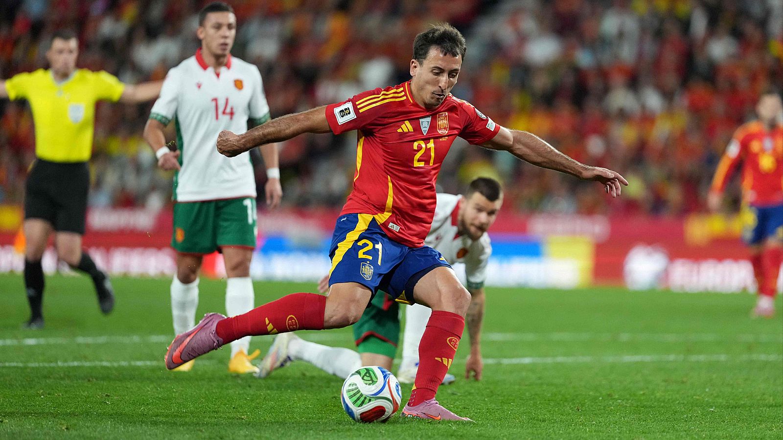 Oyarzabal redondea la goleada desde el punto de penalti (4-0) - Fútbol | Ver