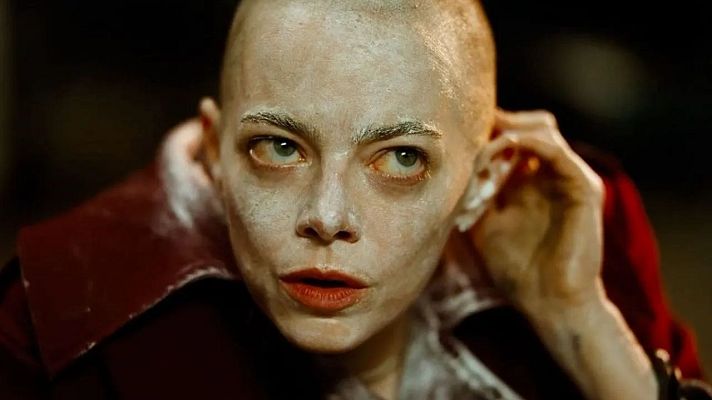 Telediario 1 - Emma Stone vuelve a trabajar con Yorgos Lánthimos en 'Bugonia', donde interpreta a una extraterrestre