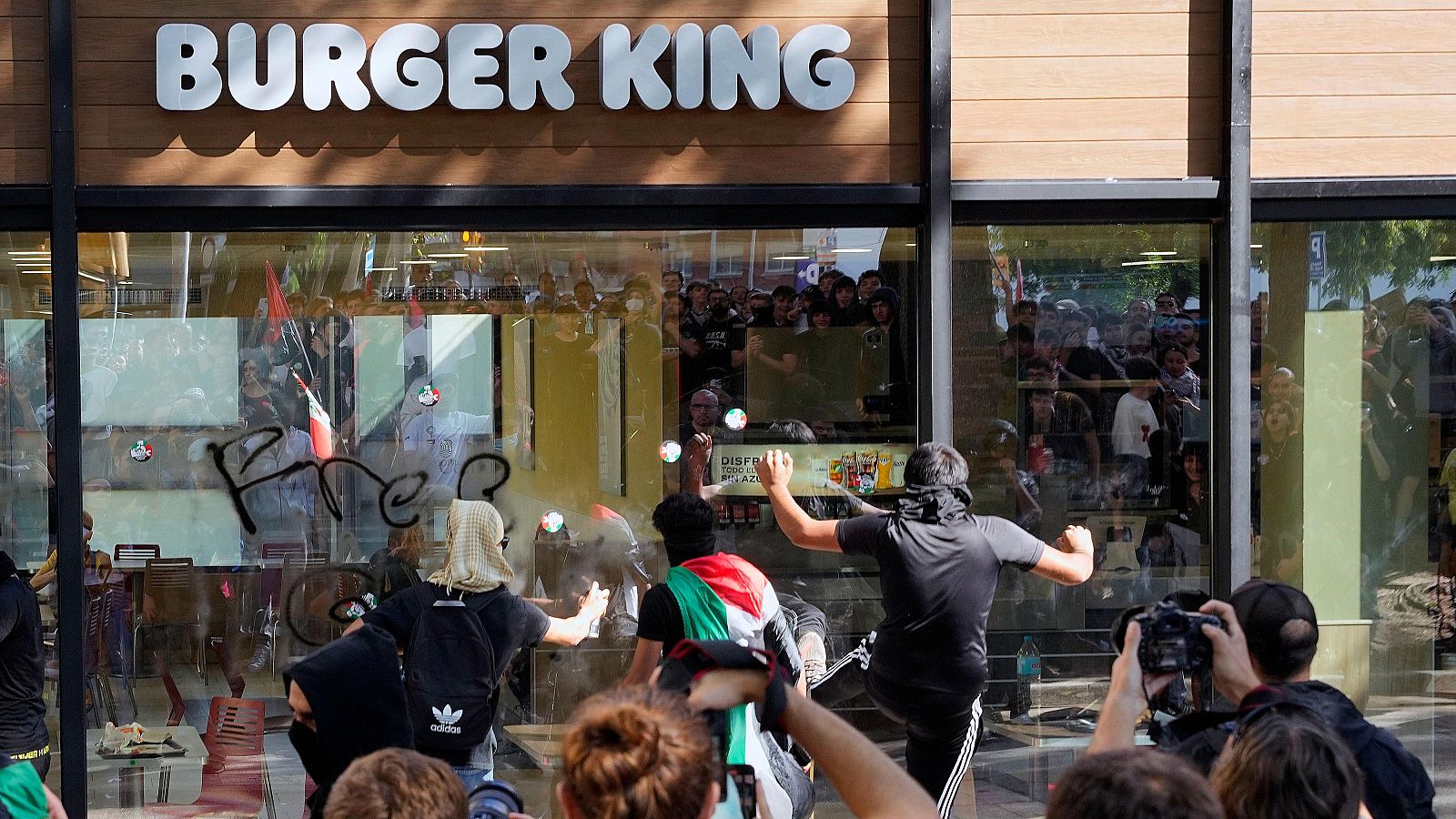 Manifestantes atacan un Burger King en Barcelona - La tarde en 24h | Ver