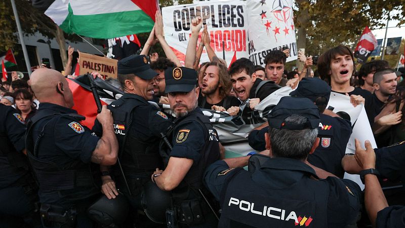 Cargas policiales en la manifestación 'propalestina' en la previa del Valencia Basket - Hapoel de Euroliga