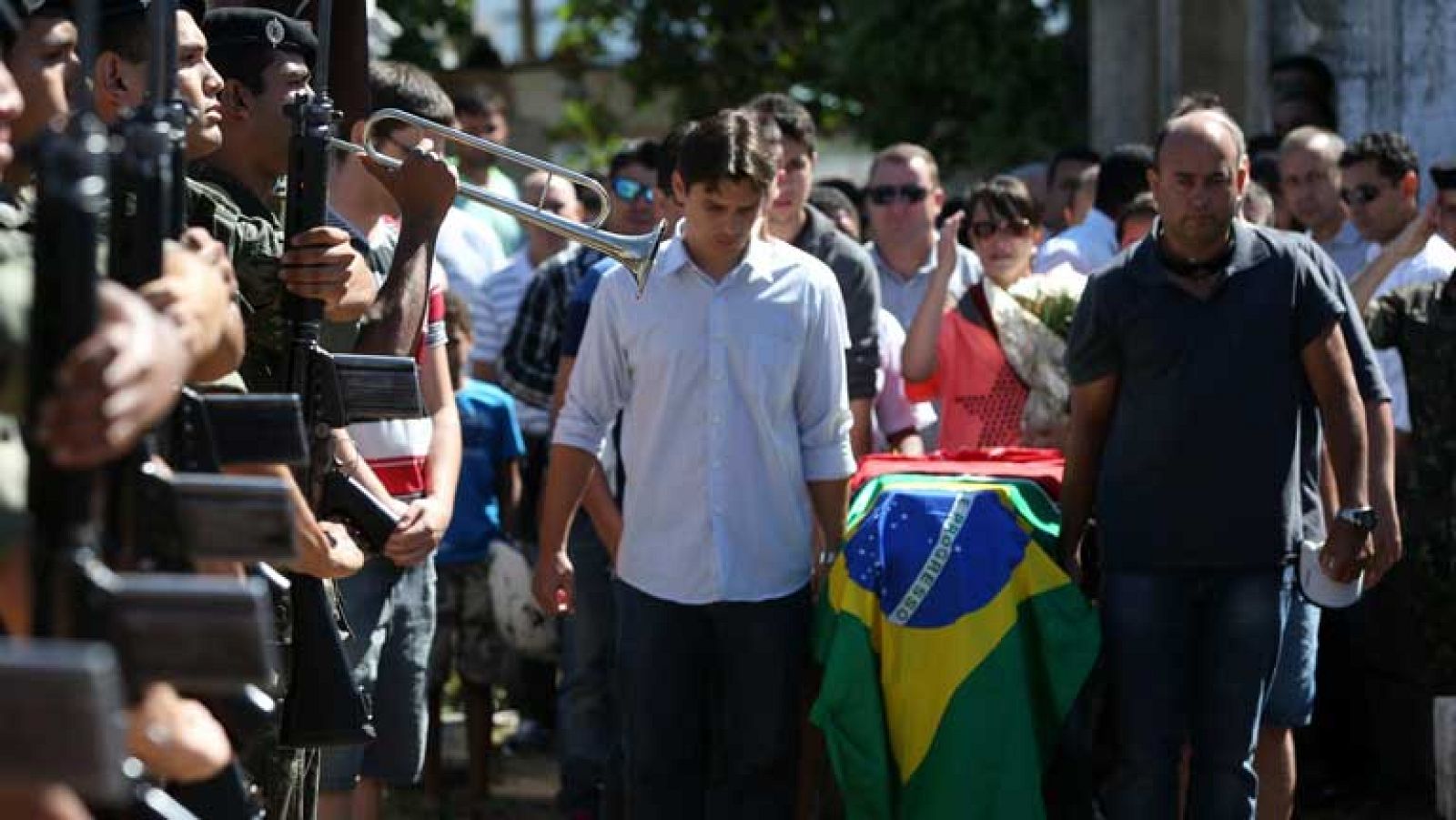 Comienzan los funerales por los fallecidos en el incendio de una discoteca en Brasil