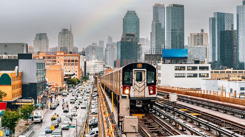 'Surfear' el metro de Nueva York, un reto mortal | Ver