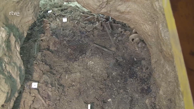 Intervenci�n en la fosa del pozo-mina de La Cabezuela, en Camu�as, Toledo | Ver ahora