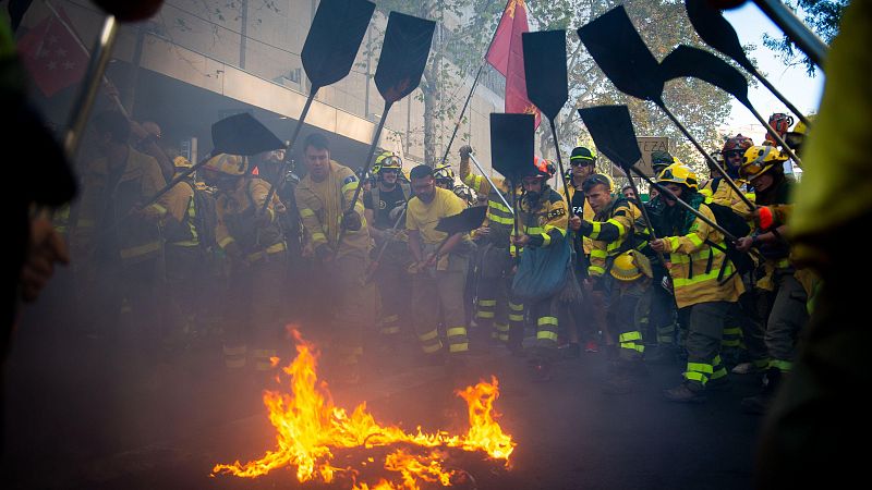 Bomberos forestales de toda España reivindican mejoras laborales: "Cobramos cerca del SMI por jugarnos la vida"