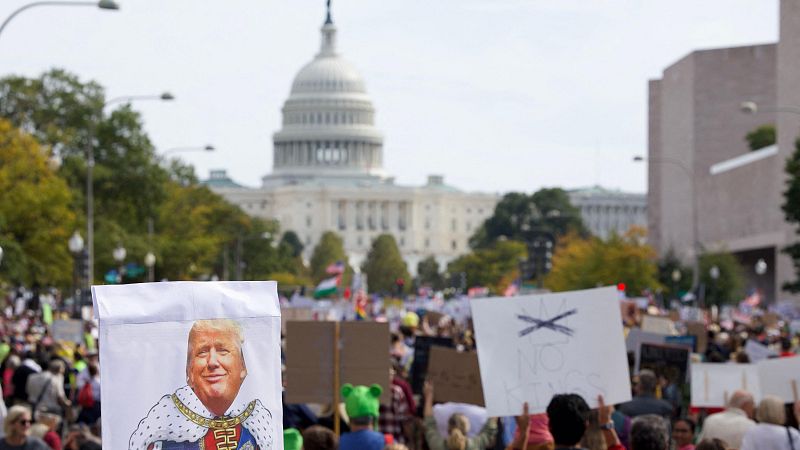 Decenas de miles de personas protestan en ciudades de EE.UU. contra la deriva autoritaria de Trump