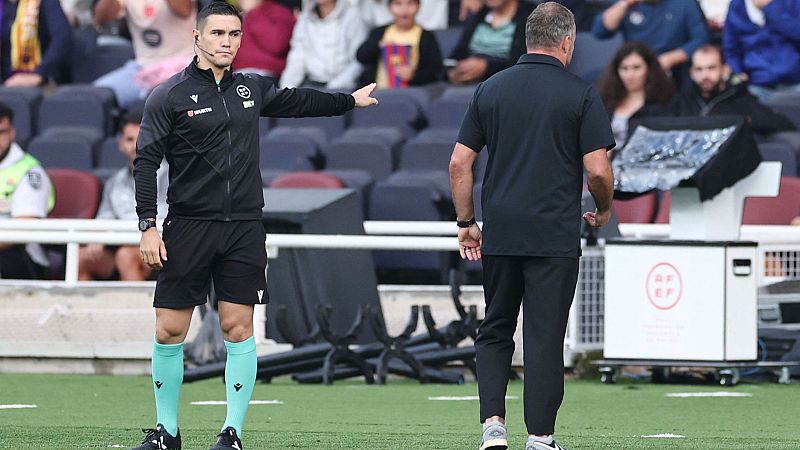 Flick explica la expulsión que le hará perderse el Clásico y justifica su corte de mangas: "No iba dirigido a nadie"