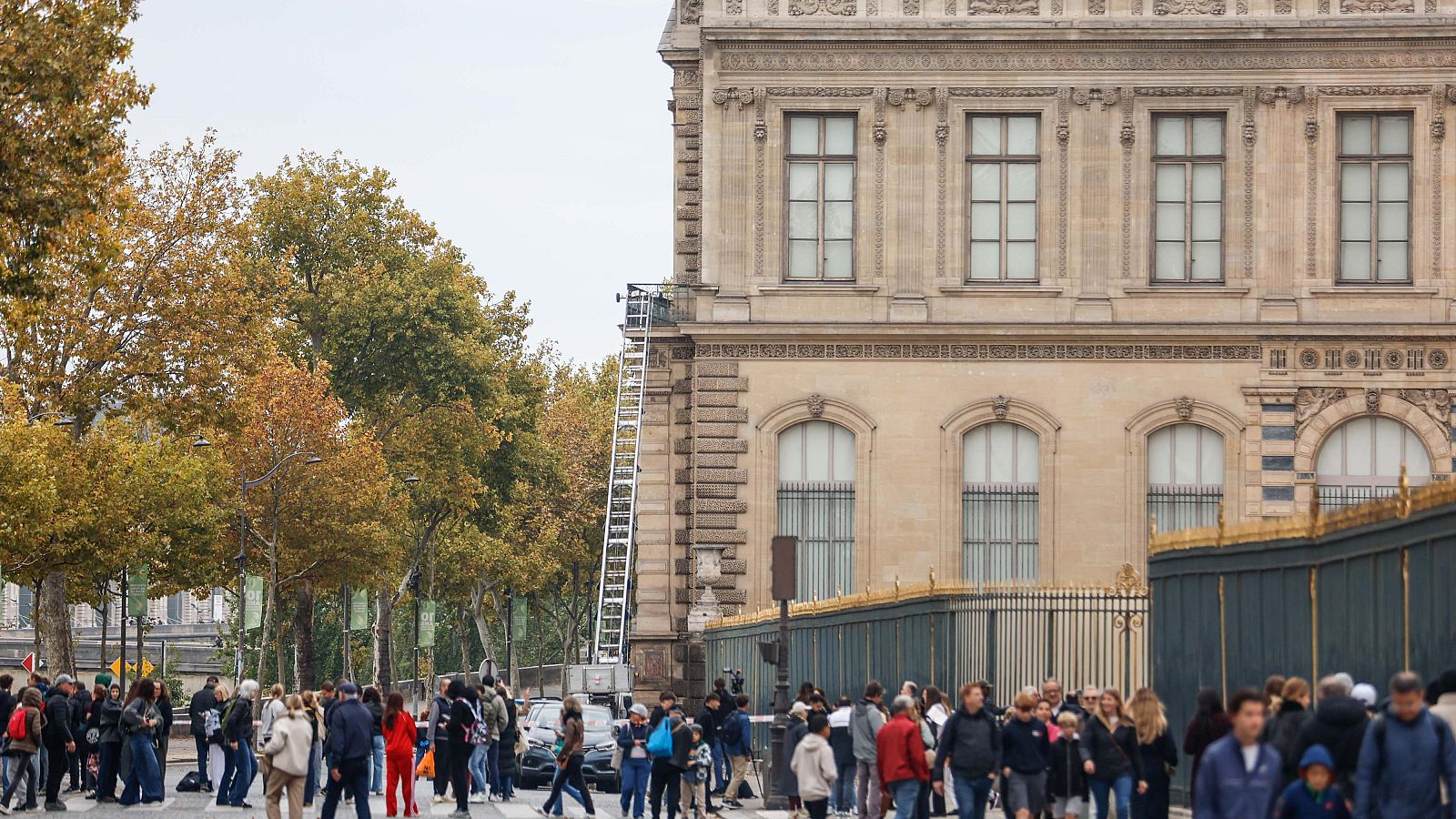 Así fue el robo de joyas de la colección de Napoléon en el Louvre - La hora de La 1 | Ver