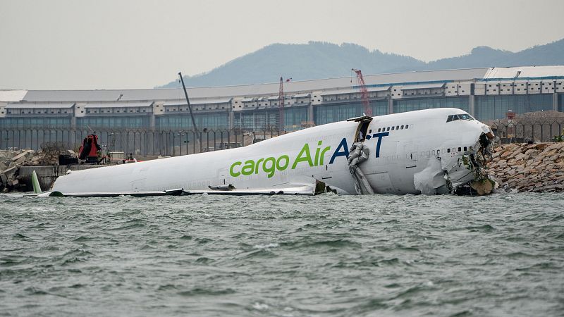 Dos muertos en el accidente de un avión en Hong Kong
