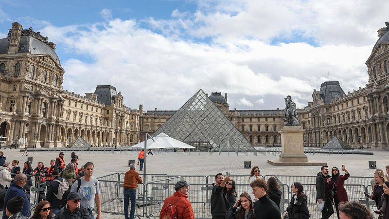 Conmoción en Francia por el histórico robo del Louvre - Telediario 1 | Ver