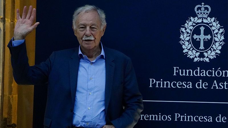 Eduardo mendoza llega a Oviedo, donde recoger� el Princesa de Asturias de las Letras - Telediario 1 | Ver