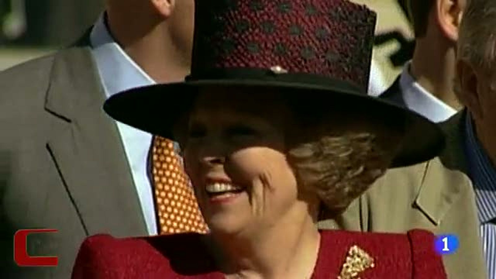 Beatriz de Holanda abdica en su hijo - D Corazón | Ver