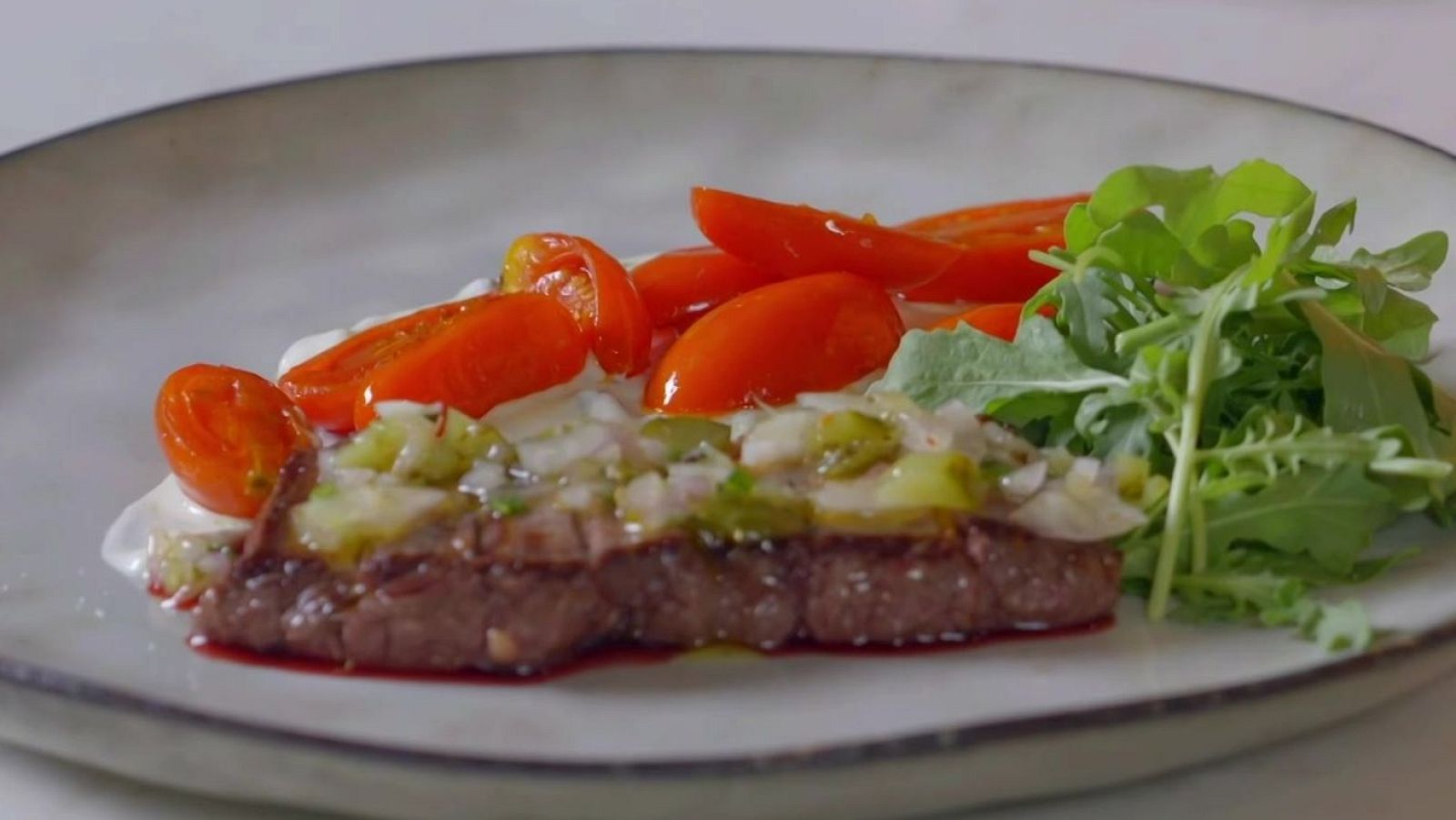 Entranya de vedella amb salsa de iogurt - Cuina brutal - Cuina Brutal | Veure