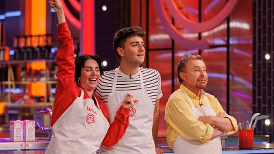 Juanjo Bona canta una jota frente a Miki Nadal