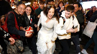 Rosalía monta una gymkana en Madrid para promocionar su nuevo disco: 'Lux'