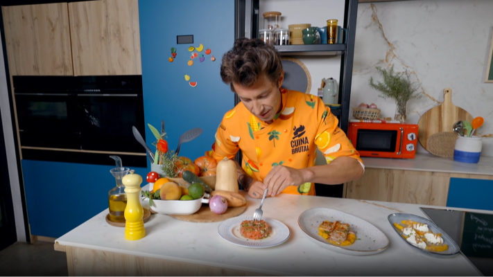 Cuina Brutal - Tàrtar de tomàquet, presa ibèrica i préssec a la planxa