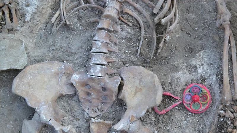 Catalina, la mujer del sonajero: una historia truncada por la guerra y rescatada por la memoria