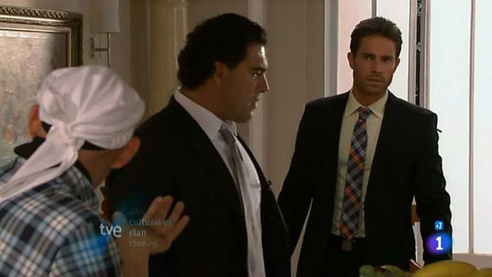 Amores verdaderos - Capítulo 75 - Cristina cuenta a Paula que Salsero es un hombre violento y que debe alertar a Beatriz - ver ahora