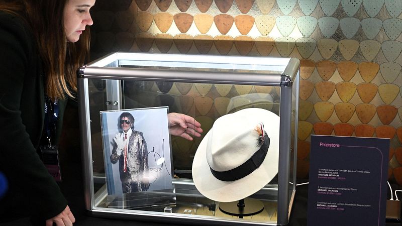 Se subastan la guitarra de Noel Gallagher, las gafas de John Lennon o el sombrero de Michael Jackson