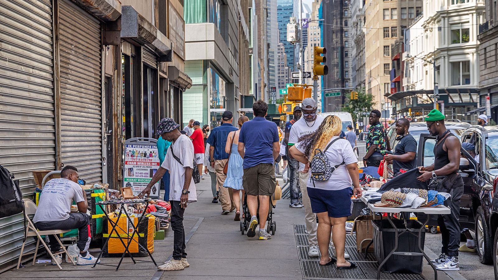 Los vecinos de Manhattan se oponen a una redada contra vendedores ambulantes - Telediario 2 | Ver