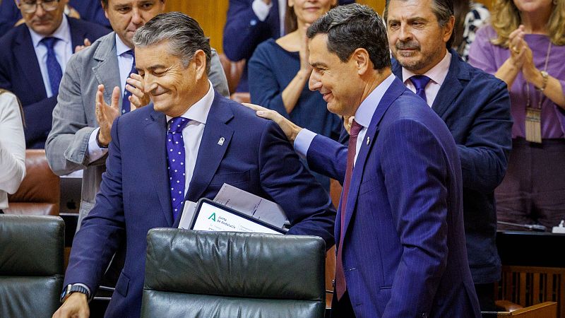 El consejero andaluz de Salud propone 16 medidas tras la crisis de cribados y la oposición carga contra la ausencia de Moreno