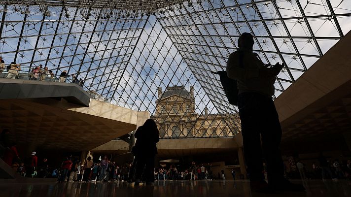 Telediario 2 - La directora del Louvre reconoce que faltan cámaras y anuncia nuevas medidas ante el robo del museo