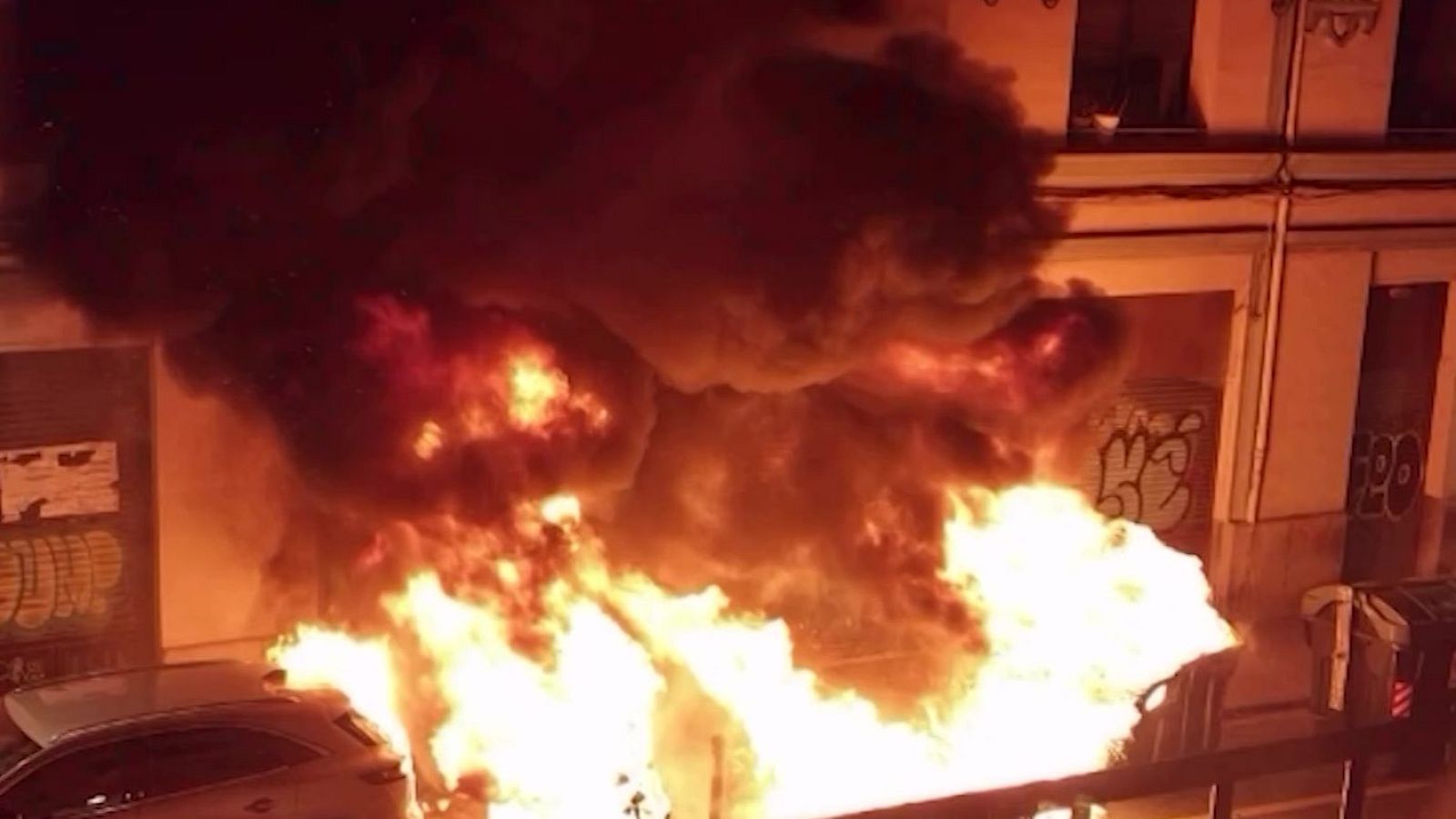 Un barrio en llamas por el vandalismo - Mañaneros 360 | Ver