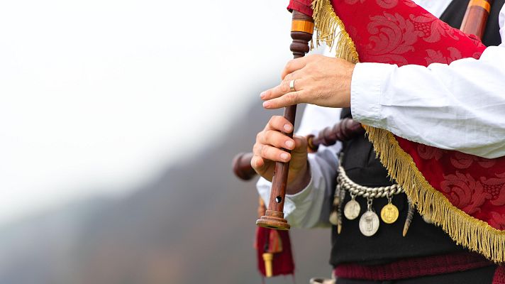 Telediario 1 - Los gaiteros más ilustres que dirigen el himno en los Premios Princesa de Asturias